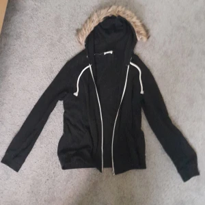 Svart pälshoodie - Pälsen syde jag på själv och har använt den ganska mycket men den är i mycket bra skick endå