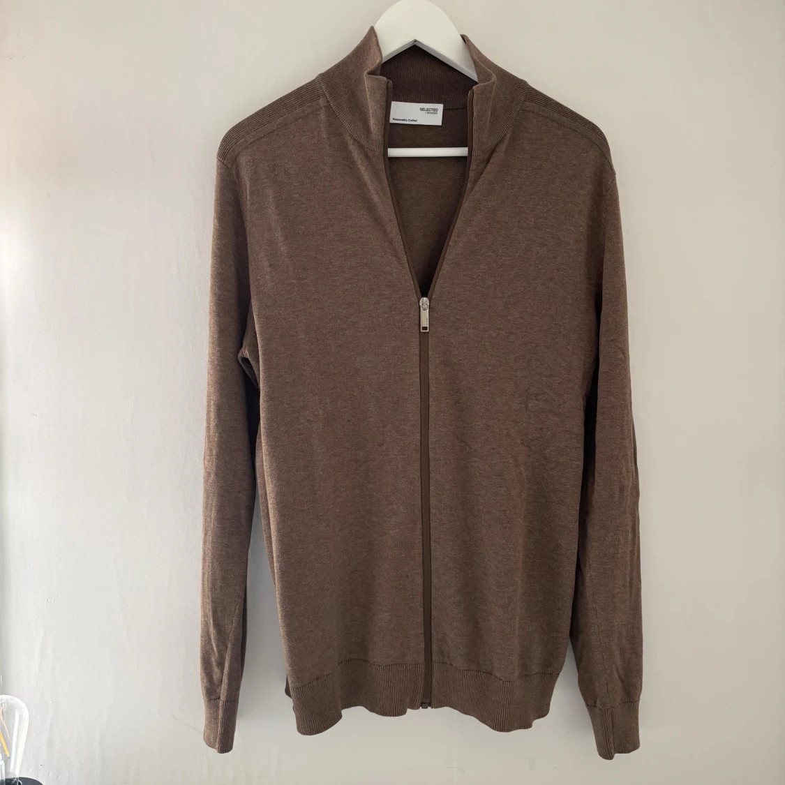 Brun kofta med dragkedja från Selected