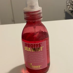 Proffs Sea Mist Face Mist - Proffs Sea Mist Face Mist i en genomskinlig röd plastflaska med sprayfunktion. Innehåller extrakt av ros, goji och lavendel, är vegansk och tillverkad med återvunnen plast. Ger glans, textur och volym med värmeskydd upp till 60 grader. Perfekt för att fräscha upp huden.