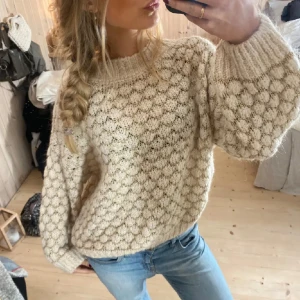 Beige stickad tröja med bubbelmönster - Fin prickig mohair tröja. Passat M/L och jag som är S har använt den oversized❣️köpt på copenhagen luxe för 1200kr☺️