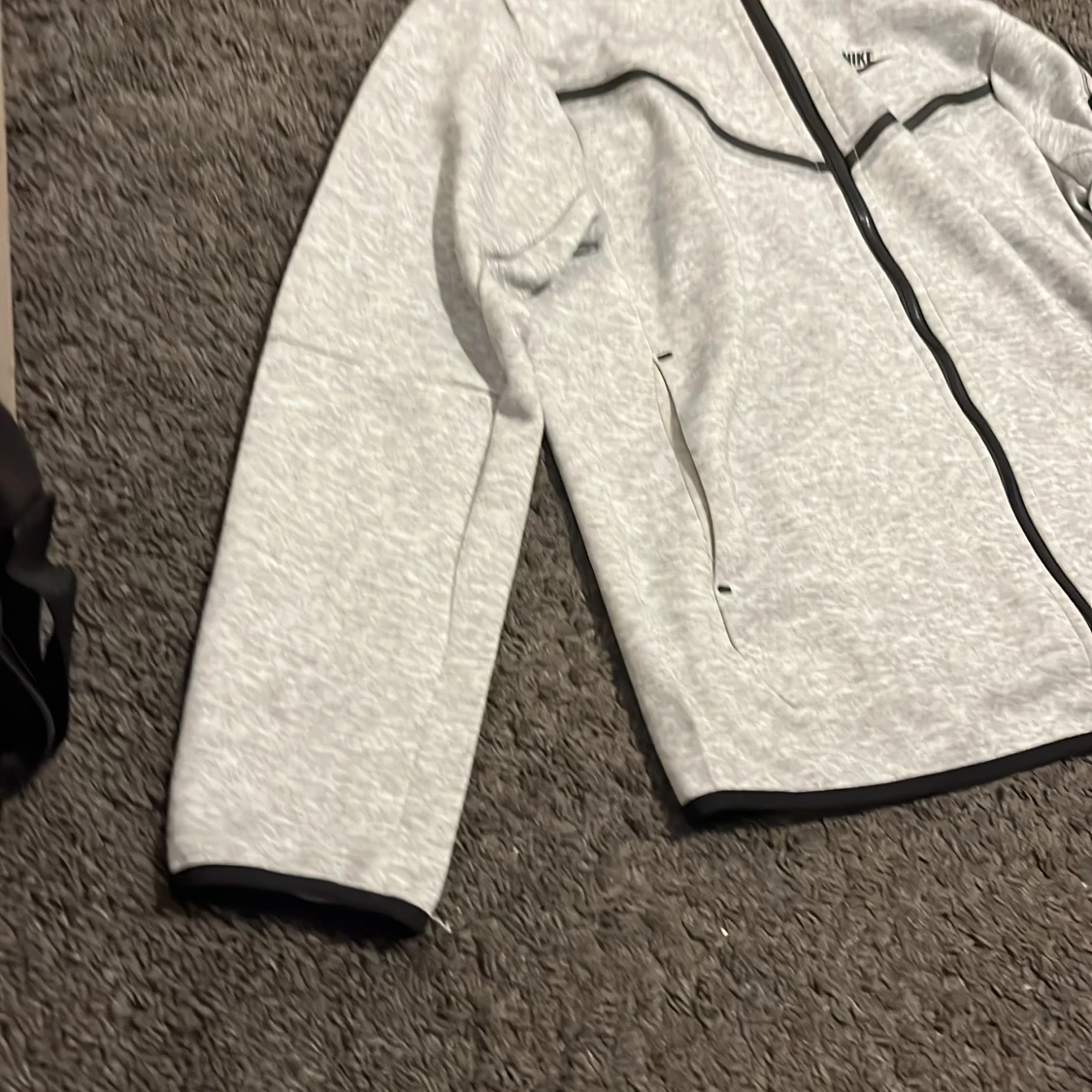 Grå vindjacka från Nike med huva - 4