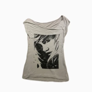 Cool topp  - En jätte cool topp från okänt märke! På själva bilden är de små genomskinliga paljetter vilket göra tröjan as cool när solen lyser på den!!