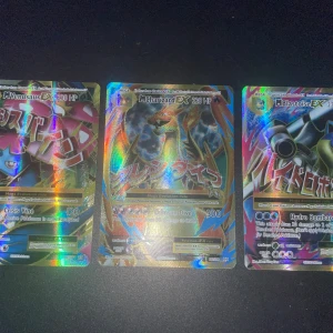 Pokémon Mega EX-kort: MCharizard, MBlastoise & MVenusaur - Samlarpaket med tre glittrande Pokémon Mega EX-kort: MCharizard EX, MBlastoise EX och MVenusaur EX. Perfekt för dig som älskar Pokémon och vill boosta din samling med riktigt coola och kraftfulla kort. Snygg design och japansk text – ett måste för fans!