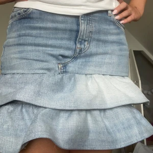 Jeanskjol - Lånade bilder!!Super fin jeanskjol med volanger som jag sytt om själv! Passar storlek S-M💙