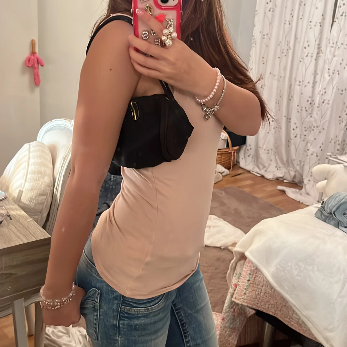 Svart axelväska med gulddetalj - 1