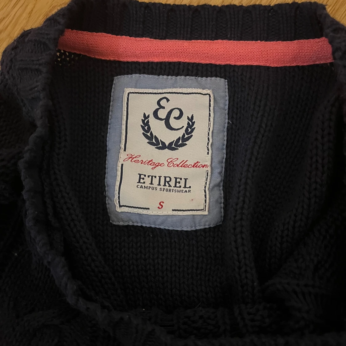 Mörkblå kabelstickad tröja från Etirel - 2