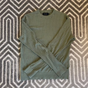 Olivgrön ribbad tröja från Riley - Snygg olivgrön långärmad tröja från Riley i storlek S. Sitter snyggt och är skön. Tveka inte att skriva om det är nåt!✨