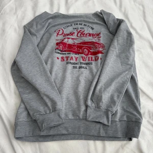 offshoulder-tröja - Offshoulder-tröja med ’stay wild’ racingbilstryck. Helt oanvänd. Fraktar inom 24h!