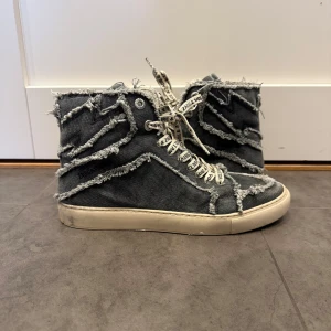 Zadig & Voltaire Flash höga sneakers - Hej, har bestämt mig för att sälja mina super coola Zadig skor i denim då dem inte kommer till användning. Nypriset är ca 3200kr. Skorna är i storlek 41, men passar ändå mig som har 39-40. Priset kan diskuteras vid snabb affär. Skorna är självklart äkta och perfekta nu inför höst/vinter🥰