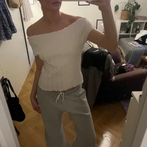 Vit offshoulder topp  - Snygg off shoulder topp från Zara. Perfekt till fest men också till vardags. Stl 36💌 endast använd 2 ggr 