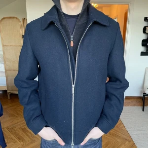 Höstjacka - Säljer en riktigt snygg Selected Homme sommar/vår jacka i storlek S. Färgen är mörkblå. Inga defekter använd fåtal gånger och ser helt ny ut. Nypris 1800kr. Perfekt nu till höst 👌!