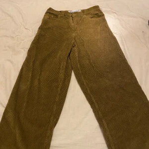 Big boy cords - Säljer ett par bruna big boy cords (manchesterbyxor) från polar skate co i storlek XS. 