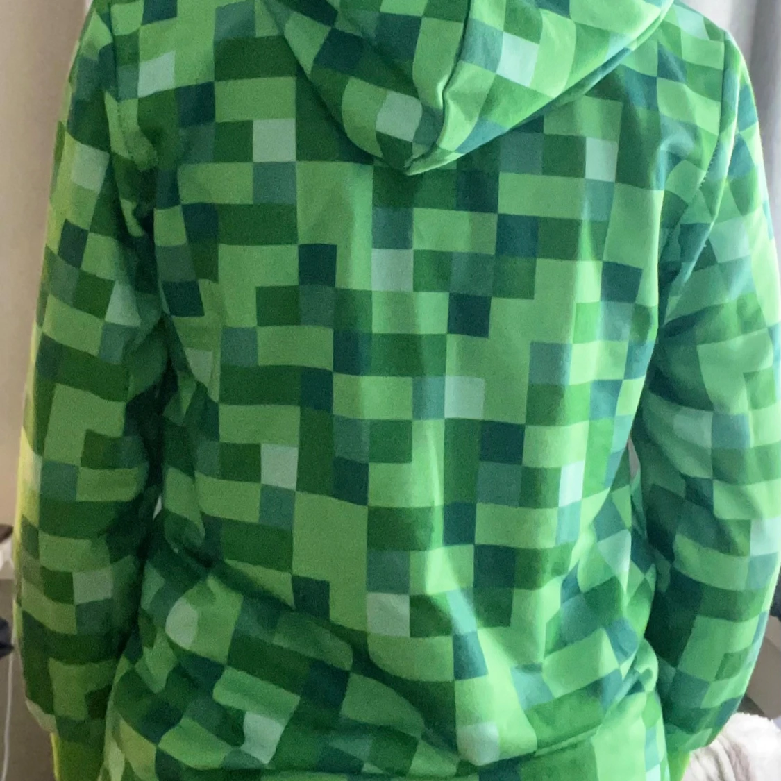 Grön hoodie med pixelmönster - 1