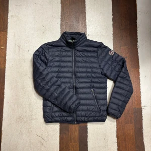 Colmar jacka - Säljer min Colmar jacka i storlek 14y 166cm. Jackan har inga defekter och är i bra skick, men man ser att det är lite använd. Passar dig perfekt om du är mellan 157-166. Priset är INTE hugget i sten och kan diskuteras vid snabb affär