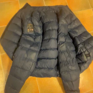 Äkta Svart och blå parajumper jacka  - Parajumprer jacka i 2 färger! Svart och blå. Man kan välja själv vilken färg man vill ha om man viker den in och ut. 