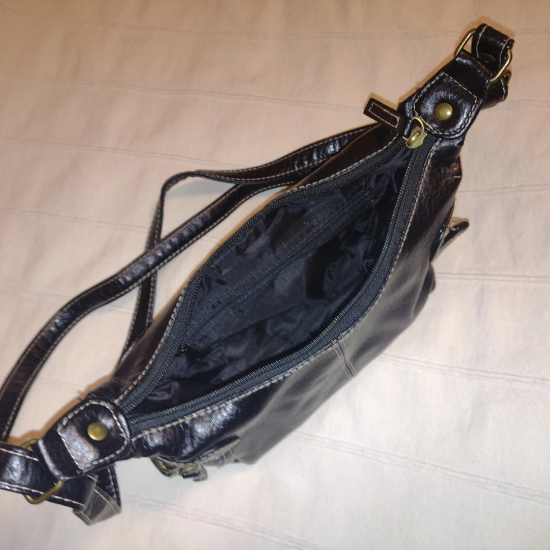 Svart y2k axelremsväska i fakeskinn med dragkedjor - 4