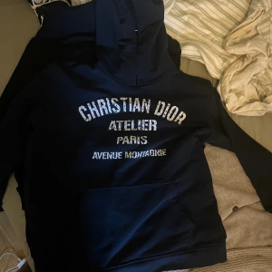 Intressekonflikt/budgivning!!!! - Mörkblå hoodie från Christian Dior Sitter som en L, köpt på vinted