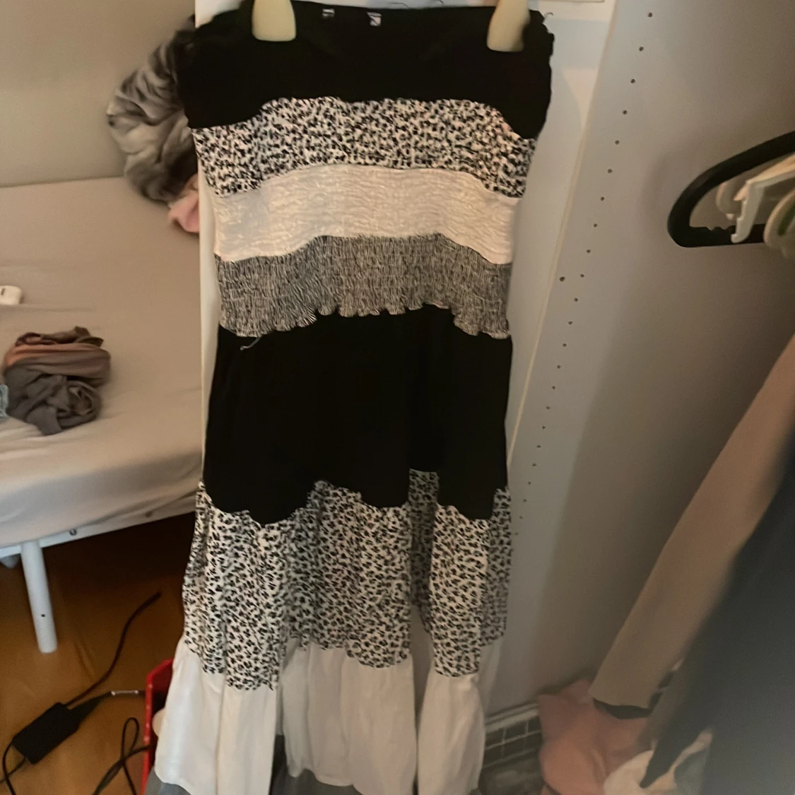 Långklänning i svartvitt med mönster - 1