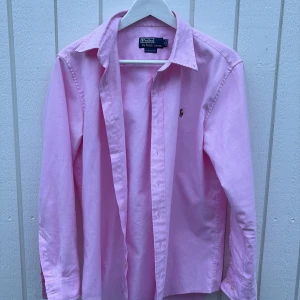 Rosa skjorta från Polo Ralph Lauren - Säljer en klassisk rosa skjorta från Polo Ralph Lauren i bomull. Använd ca 3 månader. Storlek M passar även S perfekt!