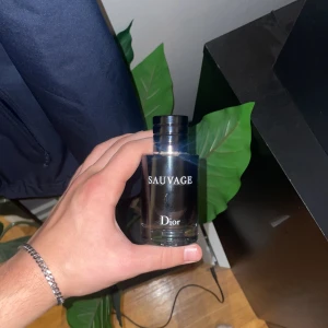 Dior Sauvage herrparfym, full! - Snygg och populär herrparfym från Dior. Perfekt för dig som vill sticka ut och ge ett fräscht intryck. Stilren flaska med tydlig Dior-logga. En favorit bland unga vuxna.