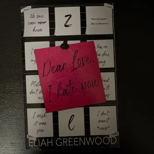 Dear Love, I Hate You - En bok med en spännande och känslosam titel, perfekt för dig som gillar intensiva berättelser om kärlek och hat. Omslaget antyder hemligheter, bekännelser och relationer som lockar unga vuxna som söker drama och starka känslor.