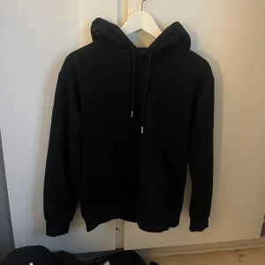 Svart hoodie - Säljer denna svarta hoodie💕