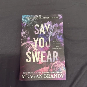 Bok - Say You Swear - En TikTok-sensation om kärlek, college och att hitta sig själv. Perfekt för unga vuxna som gillar romantik, känslor och oväntade vändningar. En berättelse om första kärleken, nya möten och att våga följa sitt hjärta.