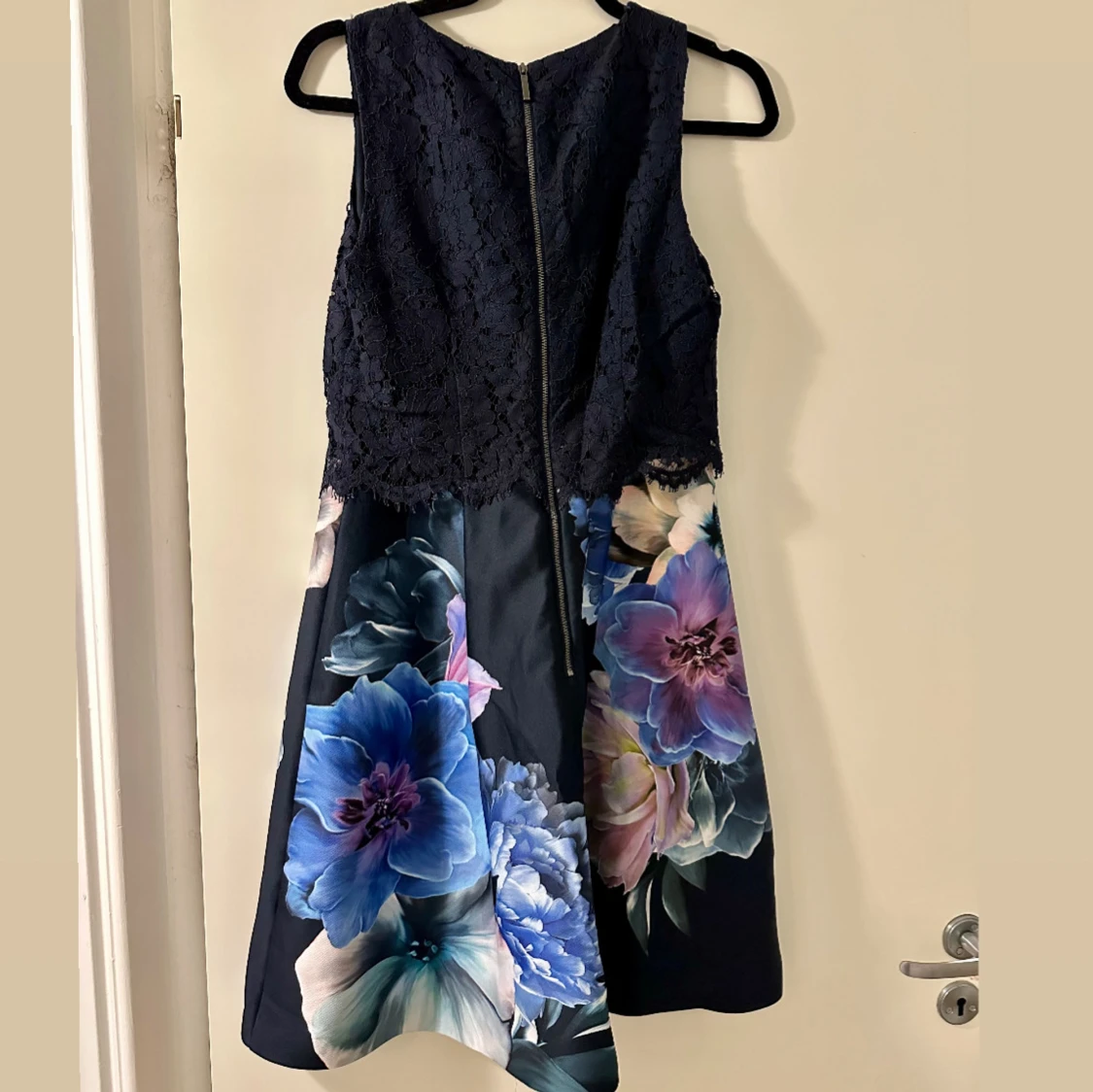 Mörkblå spetsklänning med blommigt mönster 