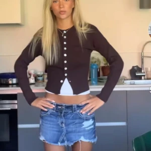 Brun kofta - Söljer denna bruna kofta från gina jag aldrig använt, prislapp sitter kvar. 