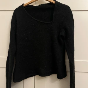 Svart stickad tröja från LeGer - Svart stickad tröja från LeGer unik och snygg!!!