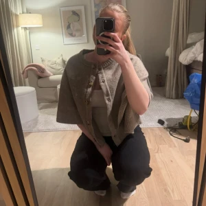 Beige stickad cape  - Bara testad! 