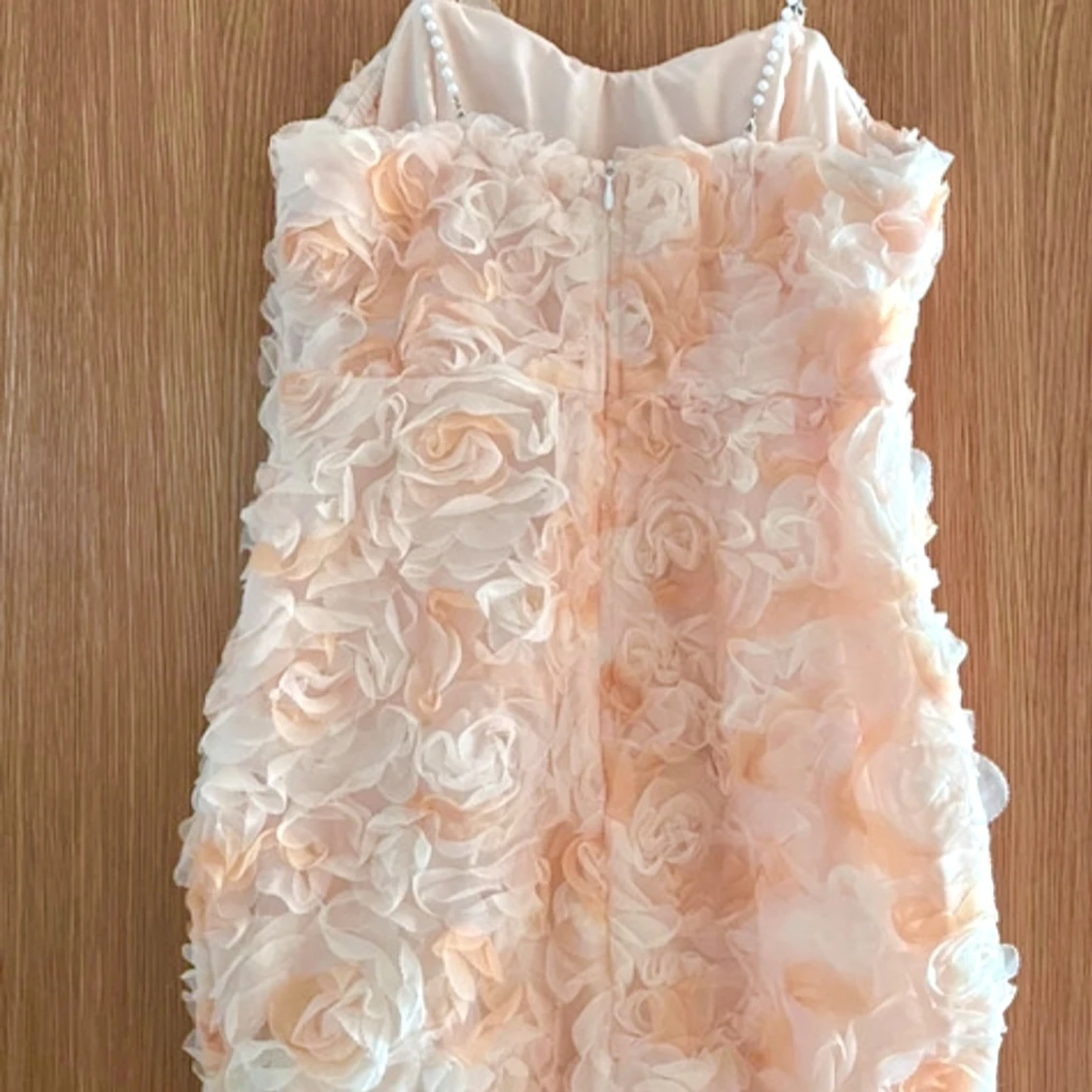 Champagnefärgad blommig kortklänning och 2 present  - 2