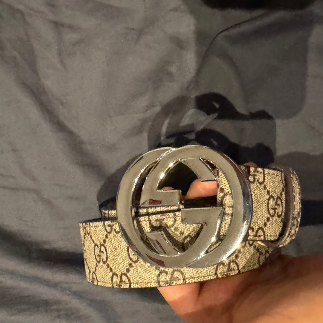 Beige Gucci bälte med GG-spänne