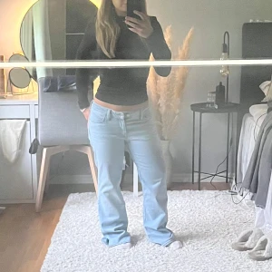 Levis jeans - jättefina lågmidjade bootcut jeans från Levi’s, använda fåtal gånger
