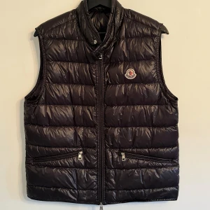 Moncler Väst - Här säljer jag en Moncler väst i storleken S, västen är endast använd ett få tal gånger