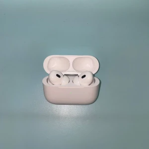 Airpods pro - Airpods pro, perfekt för dig som letar efter helt nya airpods eller en present, det du kommer få är samma fast oöppnade med laddare och earplugs som du kan byta i mellan! Går inte att hitta bättre än dessa för eyt bättre pris! Pris kan diskuteras vid snabb affär.