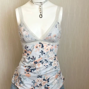 Blommig spetslinnetopp i pastell - Kolla gärna på mina andra mina andra annonser   vintage cyber y2k archive aesthetic coquette cottage lolita soft aestheticy2k fairy grunge lana paris parislondon flower romantic love old money bow bows rose lace roses flowers flower mcbling Coquette old money Gossip girl Stockholm stil y2k fairy aesthetic 00s trendy Fairy retro 90s københavn Finland streetstyle streetwear skater 70s 80s 90s 2000s 00s britneyspears lace Lolita coquette aesthetic summer vibes beach goth gothic grunge fairy nolita 