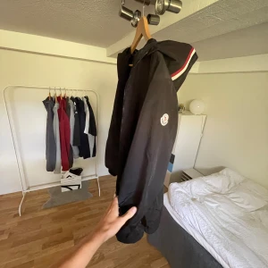 ÄKTA moncler windbreaker storlek 3/ ~medium  - Säljer min ganska använda moncler windbreaker för att den blivit för liten. Pyttesmå fläckar vid vänstra fickan som knappt syns. Perfekt inför hösten 