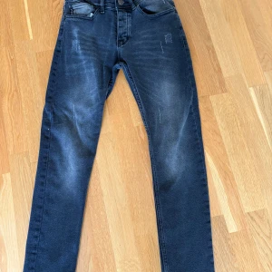 Off White jeans - Snygga mörkblå slim fit jeans från Off White, passande nu till hösten samt vintern. Nypris cirka 800 så en riktigt bra deal. Storlek 31 31. Vid fler frågor kom pm!