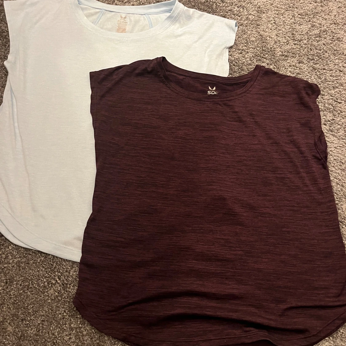 2-pack SOC t-shirts i vinrött och ljusblått