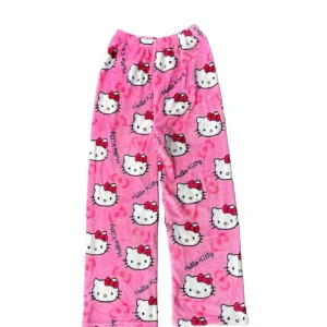 Hello Kitty rosa mjukisbyxor - Supergulliga rosa mjukisbyxor med Hello Kitty-motiv över hela byxorna. Byxorna har resår i midjan och är gjorda i mjukt fleecematerial, perfekta för att chilla hemma. Sött tryck med Hello Kitty-huvuden och röda rosetter. INTE MIN BILD!!! (jag har sytt byxorna mer lågmidjade) 