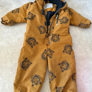 Barn vinteroverall/ jacka  - Overaller som har ingen hål i bra skick. Storlek är 3-4 år.      Blue jackan används som ny storlek är 116 cm.   Djur och rökfri hem, finns i Malmö.
