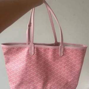 Rosa shoppingväska  - Säljer min mönstrade rosa väska jag köpte i Italien för ca 2000kr (200eur) säljer pga använt den 2 gånger. 45cm och 25 cm hög. Hör av er om ni vill se fler bilder 🫶🫶