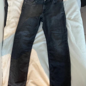 Svarta jeans från Lee - Ett par svarta jeans från Lee. • Skick: 10/10 • Storlek: W31/L32 • Normal i storleken • Pris: 199kr (öppen för bud 💬)  Skicka DM för fler bilder eller info! 🫱🏾‍🫲🏽