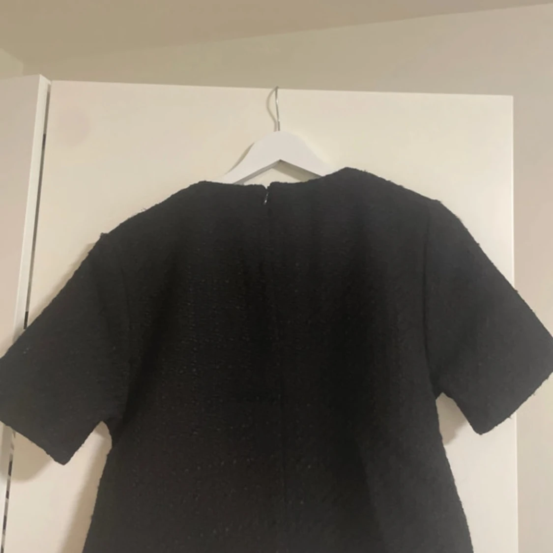 Svart topp med dekorativa knappar H&M - 2