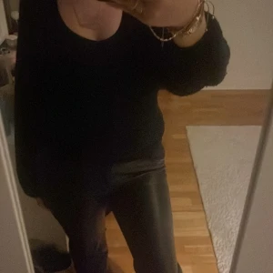 Svarta skinnbyxor från BikBok  - Snygga svarta skinnbyxor från BikBok i storlek 38. Byxorna har raka ben, säljer då jag inte använder de längre. Pris går att diskuteras💕