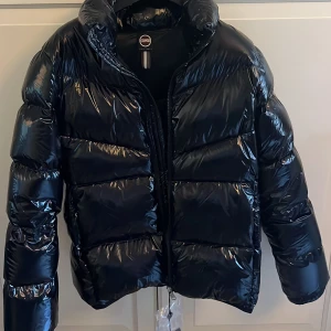 Colmar jacka - Säljer min colmar jacka då den inte kommer till användning! Tyvär har den gått sönder lite på armen men inget man tänker på, skulle rekommendera att köpa nya klister lappar! Pris kan diskuteras💞💞💞