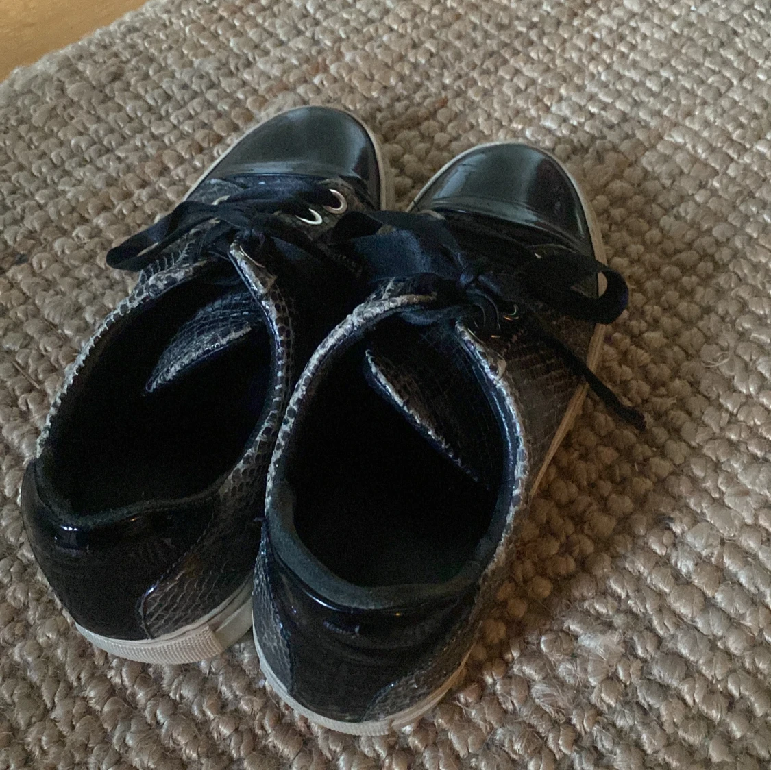 svarta skor med ormskinnsmönster  - 1