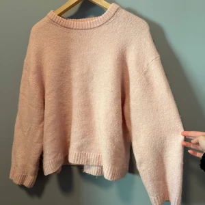 Ljusrosa stickad tröja - Säljer denna mysiga ljusrosa stickade tröjan från Gina tricot!! Använd ett fåtal gånger.💞💞💞