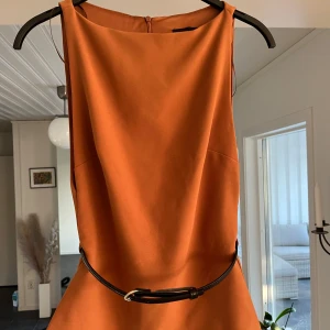 Brun topp från Zara  - En stilren topp som är helt slut på hemsidan. Ny utan prislapp💞